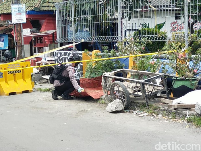 Sebuah granat nanas dan tiga butir peluru ditemukan di sungai Jalan Pakis, Surabaya. Yang menemukan yakni petugas PU Bina Marga saat normalisasi sungai.