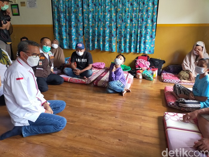 Gubernur Sulsel Nurdin Abdullah saat bertemu dengan pengungsi gempa Sulbar (Ibnu Munsir/detikcom)