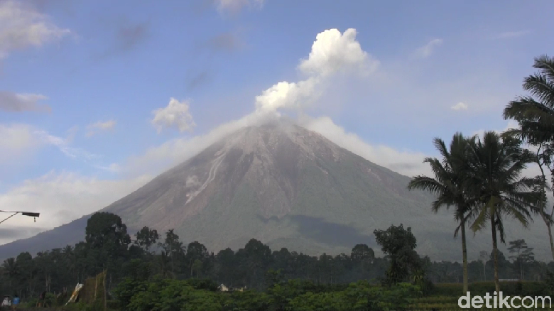 Gunung Semeru Gunung Semeru kembali meluncurkan guguran lava pijar. Jarak luncurnya sekitar 300-600 meter dari puncak ke wilayah Besuk Kobokan.