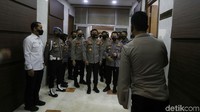 Selain Jenderal Pol Idham Azis, pejabat Polri yang menghadiri uji calon kapolri itu di antaranya Wakapolri Komjen Gatot Eddy Pramono, Kabaharkam Komjen Agus Andrianto, Kalemdiklat Komjen Arief Sulistyanto, Kadiv Propam Irjen Ferdy Sambo, Kapolda Aceh Irjen Wahyu Widada, Kapolda Sulut Irjen Panca Putra hingga Kapolres Pelabuhan Tanjung Priok AKBP Ahrie Sonta.