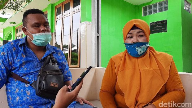 Istri pasien yang dimakamkan protokol COVID-19 menggugat pihak rumah sakit Rp 5 miliar di PN Purwokerto, Rabu (21/1/2021).