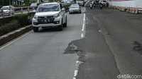 Lubang-lubang ada di berbagai titik dari Jalan MT Haryono menjelang Pancoran hingga Jalan Jenderal Gatot Subroto (Gatsu).