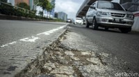 Meskipun lubang di aspal ini tidak dalam, namun permukaan jalan menjadi tidak rata. 