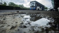 Pengendara melintas di Jalan MT Haryono, Jakarta, Rabu (20/1/2021). 
