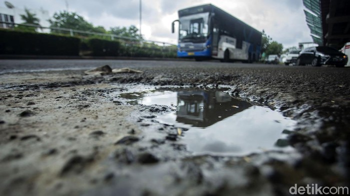 Jalan MT Haryono Arah Gatot Subroto Bopeng Pengendara yang melintas di alan MT Haryono Arah Gatot Subroto diharap untuk hati-hati. Soalnya jalan raya itu bopeng-bopeng alias berlubang.