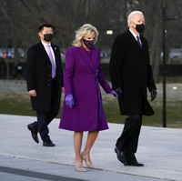 Untuk alas kaki, pointed-toe pumps berwarna nude menjadi andalan perempuan yang bergelar profesor sastra Inggris itu. (Foto: AP)