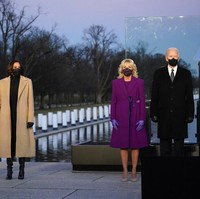 Pelantikan Joe Biden sebagai presiden ke-45 AS akan berlangsung di Washington, D.C., Rabu (20/1/2021) pagi, waktu setempat. Sehari sebelumnya, digelar acara peringatan bagi korban meninggal COVID-19 di Lincoln Memorial. Hadir calon ibu negara AS Jill Biden, beserta wakil presiden terpilih, Kamala Harris dan suaminya, Doug Emhoff. (Foto: AP)