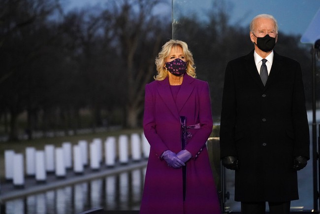 Jill Biden muncul dalam balutan busana serba ungu yang elegan. Busana tersebut terdiri dari dress yang dibungkus coat bersiluet A-line yang dipermanis dengan sabuk velvet. (Foto: AP)