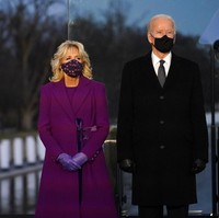 Jill Biden muncul dalam balutan busana serba ungu yang elegan. Busana tersebut terdiri dari dress yang dibungkus coat bersiluet A-line yang dipermanis dengan sabuk velvet. (Foto: AP)