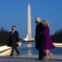 Seperti dikabarkan ET, busana tersebut merupakan rancangan Jonathan Cohen. Busana yang sama dapat ditemui di koleksi musim gugur-dingin 2021 karya desainer yang berbasis di New York itu. (Foto: AP)