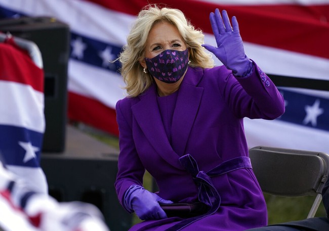 Ia lalu menyempurnakan gayanya dengan sarung tangan berwarna senada. Begitu pula maskernya. (Foto: AP)