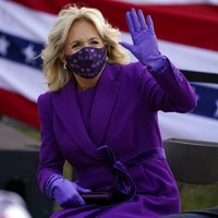 Ia lalu menyempurnakan gayanya dengan sarung tangan berwarna senada. Begitu pula maskernya. (Foto: AP)