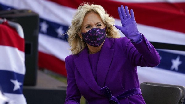 Jelang Pelantikan Joe Biden, Jill Biden Memesona dengan Baju Serba Ungu