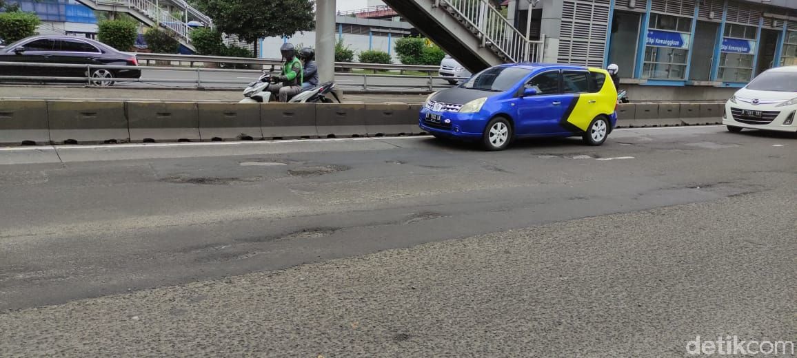 Jl Letjen S Parman depan Halte Transjakarta Slipi Kemanggisan. (Taufieq Renaldi Arfiansyah/detikcom)