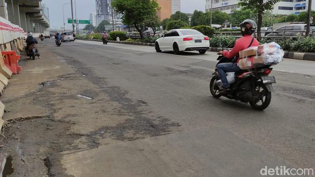 Jl MT Haryono arah Pancoran rusak bolong-bolong. (Taufieq Renaldi Arfiansyah/detikcom)