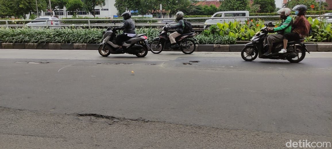 Jl MT Haryono arah Pancoran rusak bolong-bolong. (Taufieq Renaldi Arfiansyah/detikcom)