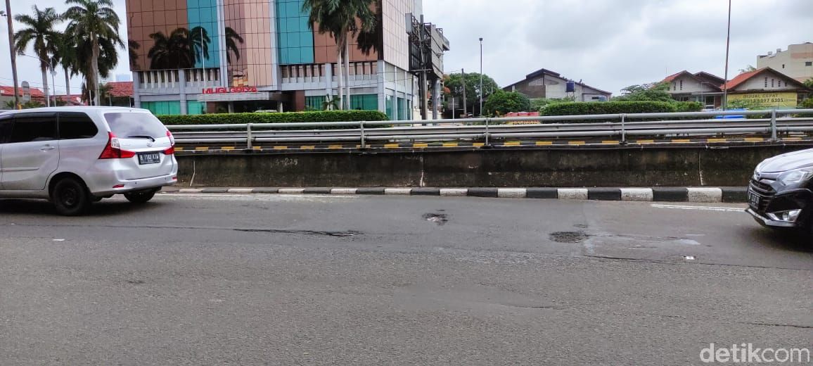 Jl MT Haryono arah Pancoran rusak bolong-bolong. (Taufieq Renaldi Arfiansyah/detikcom)