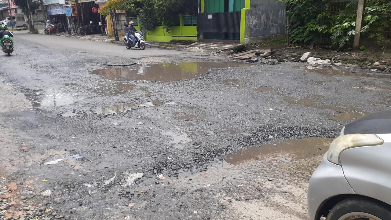 Jl Raya Cikaret, Cibinong, Kabupaten Bogor, rusak dan berlubang. (Afzal Nur Iman/detikcom)