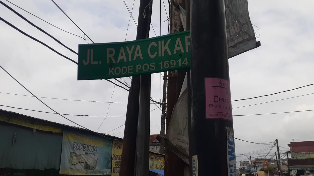 Jl Raya Cikaret, Cibinong, Kabupaten Bogor, rusak dan berlubang. (Afzal Nur Iman/detikcom)