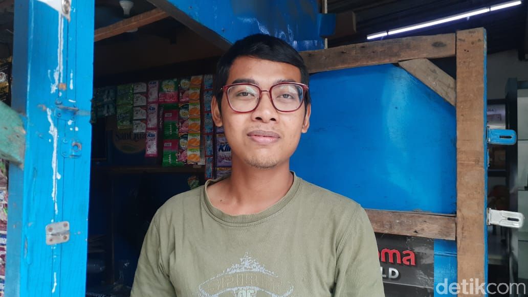 Jl Raya Cikaret di Kabupaten Bogor, rusak. (Afzal Nur Iman/detikcom)