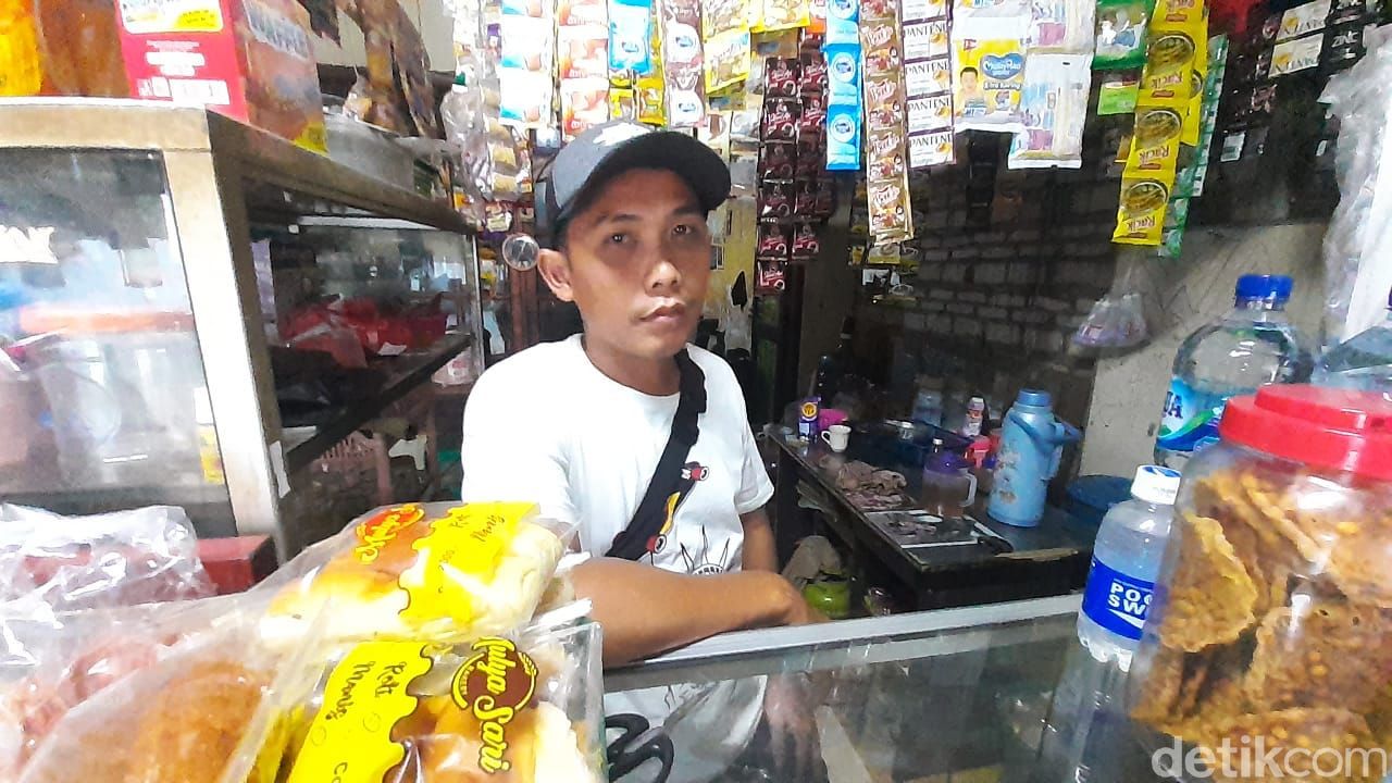 Jl Raya Cikaret di Kabupaten Bogor, rusak. (Afzal Nur Iman/detikcom)