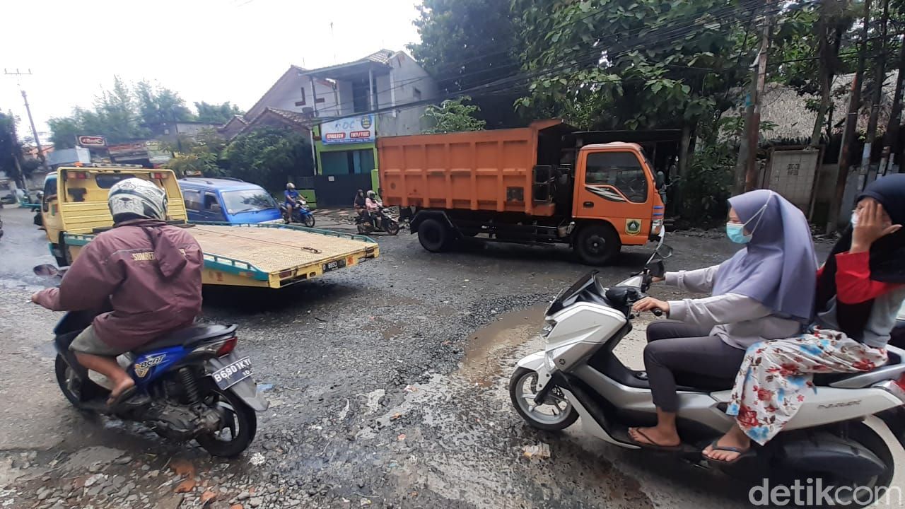 Jl Raya Cikaret di Kabupaten Bogor, rusak. (Afzal Nur Iman/detikcom)