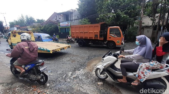 Jl Raya Cikaret di Kabupaten Bogor, rusak. (Afzal Nur Iman/detikcom)
