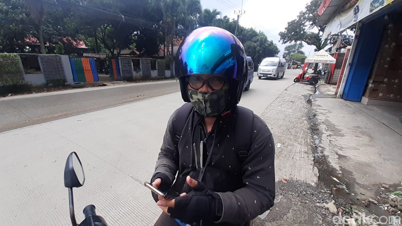 Jl Raya Cikaret di Kabupaten Bogor, rusak. (Afzal Nur Iman/detikcom)