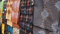 Keistimewaan kain tenun Desa Sukarara motifnya ada di kepala. Nggak meniru dari tenunan lain atau njiplak atau pakai motif gambar di kertas. Orisinil, imbuh dia.