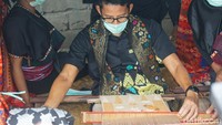 Dalam kesempatan ini, Menparekraf Sandiaga Uno ikut menjajal menenun. Melihat kesulitan yang ada, ia meminta agar turis yang membeli tak terlalu menawar hasil tenunan.