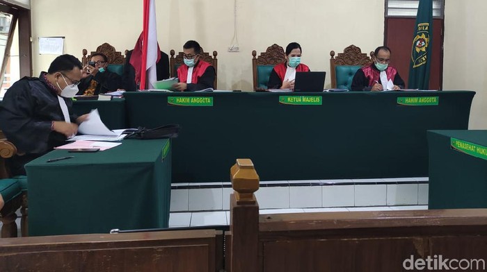 Sidang kasus pembakaran mobil Via Vallen kembali digelar. Dalam sidang dengan agenda pembacaan tuntutan dari Jaksa Penuntut Umum (JPU), terdakwa Pije (41) dituntut 3 tahun penjara.