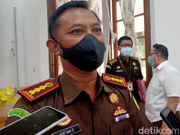 Kejaksaan Negeri (Kejari) Kota Kediri menetapkan dua tersangka kasus dugaan rekayasa data pengajuan kredit BPR. Mereka kini ditahan.