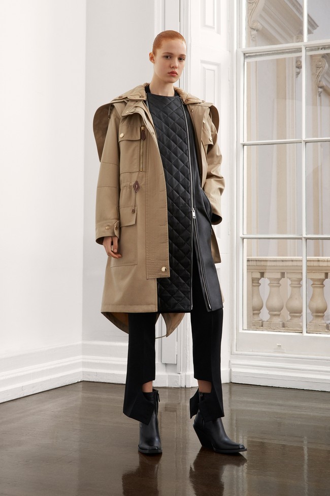 Ini adalah seragam ku untuk outdoor, begitu kata desainer Burberry, Riccardo Tisci mengenai koleksi pre fall 2021 yang baru dirilis. Berikut selengkapnya koleksi pre fall 2021 Burberry. Foto: Dok. Burberry