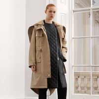 Ini adalah seragam ku untuk outdoor, begitu kata desainer Burberry, Riccardo Tisci mengenai koleksi pre fall 2021 yang baru dirilis. Berikut selengkapnya koleksi pre fall 2021 Burberry. Foto: Dok. Burberry
