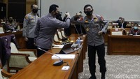 Kapolri Jenderal Idham Azis mengantar Komjen Listyo Sigit Prabowo untuk menjalani fit and proper test. Idham menyebut hal ini sebagai tradisi baru untuk menjaga soliditas Polri.