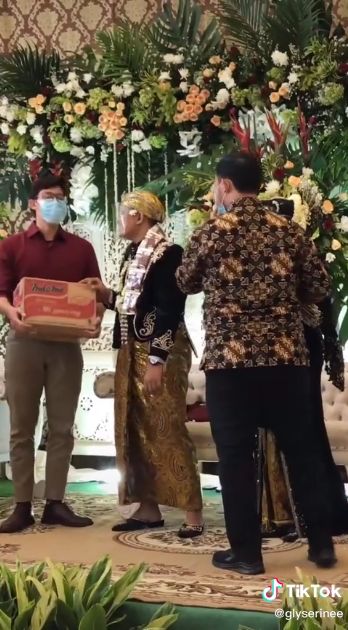 Kondangan Bawa Sembako untuk Hadiah Temannya