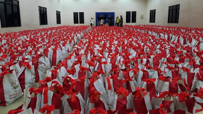 Korban Banjir Kalsel Dapat 9.000 Paket Sembako, Ini Isinya
