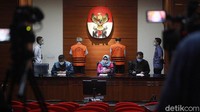 Wakil Ketua KPK Lili Pintauli Siregar mengatakan para tersangka diduga telah menguntungkan diri sendiri atau orang lain atau suatu korporasi.