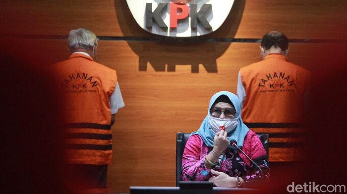 Wakil Ketua KPK, Lili Pintauli Siregar (tengah) memberi keterangan pers di Gedung Merah Putih, Jakarta Pusat, Rabu (20/1/2020) terkait penetapan tersangka korupsi pengadaan satelit di Badan Informasi dan Geospasial (BIG). KPK menetapkan Kepala BIG periode 2014-2016, Priyadi Kardono dan Kepala Pusat Pemanfaatan Teknologi Dirgantara pada Lembaga Penerbangan dan Antariksa (LAPAN) periode 2013-2015, Muchamad Muchlis sebagai tersangka korupsi. Nilai kerugian negara dari dugaan praktik tersebut ditaksir mencapai Rp 179,1 miliar.