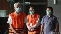 Muchamad Muchlis (kiri) dan Priyadi Kardono (kanan) ditahan setelah ditetapkan sebagai tersangka kasus dugaan korupsi pengadaan citra satelit resolusi tinggi (CSRT) di Badan Informasi Geospasial (BIG).