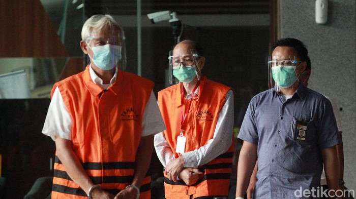 Wakil Ketua KPK, Lili Pintauli Siregar (tengah) memberi keterangan pers di Gedung Merah Putih, Jakarta Pusat, Rabu (20/1/2020) terkait penetapan tersangka korupsi pengadaan satelit di Badan Informasi dan Geospasial (BIG). KPK menetapkan Kepala BIG periode 2014-2016, Priyadi Kardono dan Kepala Pusat Pemanfaatan Teknologi Dirgantara pada Lembaga Penerbangan dan Antariksa (LAPAN) periode 2013-2015, Muchamad Muchlis sebagai tersangka korupsi. Nilai kerugian negara dari dugaan praktik tersebut ditaksir mencapai Rp 179,1 miliar.