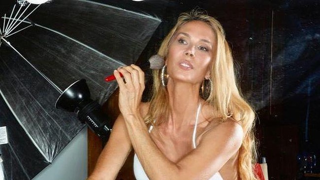 Wanita asal Amerika Serikat yang sering tinggal di Bali itu juga gemar memamerkan tubuh indahnya ketika menggunakan baju renang. Bagaimana menurutmu penampilannya? Foto: Instagram/@leslie333_fit4life