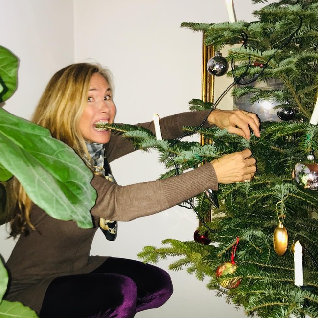 Pada usia 17 tahun Leslie sudah menjadi seorang ibu. Saat ini tunangan aktor Hollywood Matthias Hues itu bekerja sebagai model majalah, iklan televisi, dan papan reklame. Foto: Instagram/@leslie333_fit4life