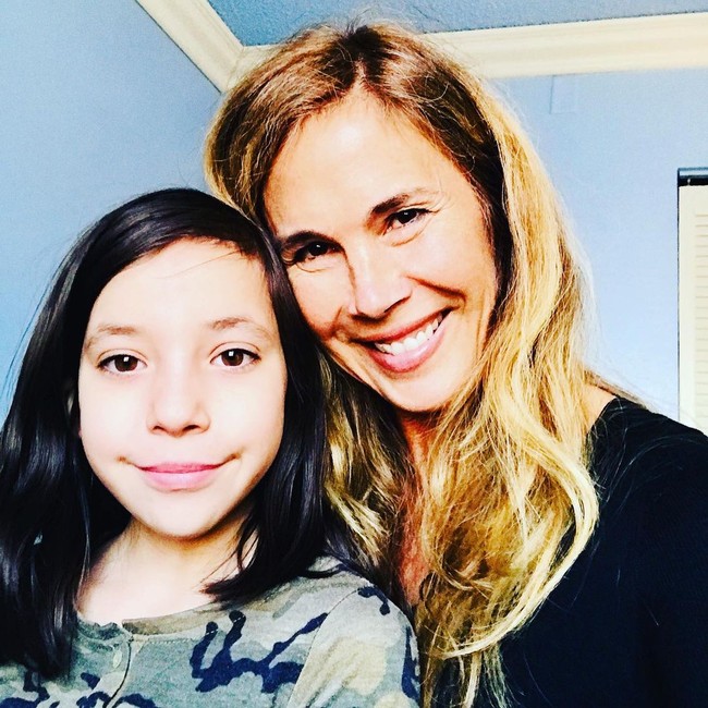 Leslie membuktikan bahwa usia hanyalah sebuah angka. Walaupun sudah menginjak usia 62 tahun namun penampilannya masih terlihat menawan. Foto: Instagram/@leslie333_fit4life