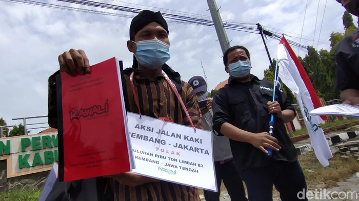 Lilik Yuliantoro jalan kaki dari Rembang ke Jakarta untuk temui Presiden Jokowi untuk protes limbah sawit, Rabu (20/1/2021).