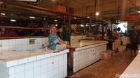 Lapak pedagang daging sapi memang benar-benar kosong melompong. 