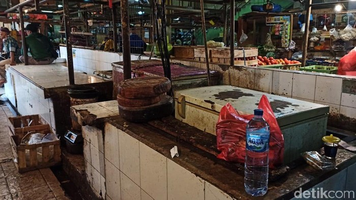 Lowongnya Lapak Pedagang Daging Sapi di Pasar yang Mogok Jualan Pedagang daging sapi hari ini mulai melakukan mogok jualan. Aksi tersebut dilakukan lantaran harga komoditas tersebut naik drastis di sisi hulu sehingga pedagang kesulitan menjualnya. Pantauan detikcom, Rabu (20/1/2021) di beberapa pasar, lapak pedagang daging sapi memang benar-benar kosong melompong. Misalnya saja Pasar Cibubur, Jakarta Timur, tak ada potongan daging segar yang digantung ataupun diletakkan di lapak beralaskan ubin.