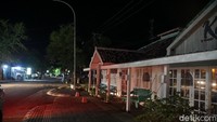 Herman memandu saya mengelilingi spot-spot di kawasan Mandalika yang dulu begitu ramai. Kami mulai mengambil foto-foto di Pantai Kuta. Selanjutnya, kami menuju ke Jalan Mawun. Biasanya, kawasan ini akan dipenuhi oleh turis asing yang akan mencari makan.