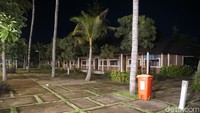 Sebelum pandemi, kawasan ini termasuk yang ramai akan turis. Ada begitu banyak tenant di sana, mulai dari toko hingga restoran. Kini, Bazaar Mandalika hanya jadi tempat kosong. Hanya satu dua ruko yang masih beroperasi dan mereka menjual makanan murah untuk warga sekitar.