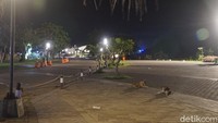 Mandalika, Lombok Tengah adalah satu dari sekian tempat di Indonesia yang dulu selalu dipenuhi turis asing. Kini, hanya ada anjing liar yang ke sana ke mari di kala malam tiba.